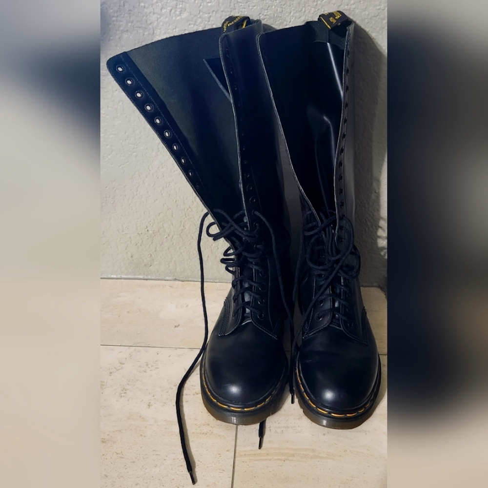 Vintage 1420 Made in England Dr Martens 20 Eye Hole boots